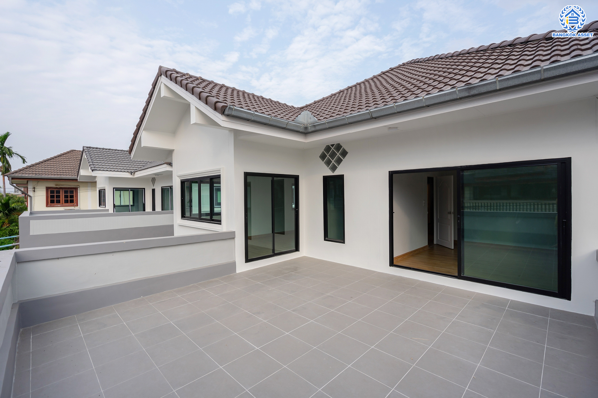 บ้านมือสองตกแต่งใหม่ ม.บูรพา12 ดอนเมือง บ้านเดี่ยว เนื้อที่ 50 ตร.ว. ฟังก์ชัน 4 ห้องนอน 2 ห้องน้ำ จอดรถได้ 2 คัน บนทำเลดีที่สุด ใกล้สนามบินดอนเมือง ทางด่วน "ศรีสมาน" และรถไฟฟ้าสายสีแดง "สถานีดอนเมือง"